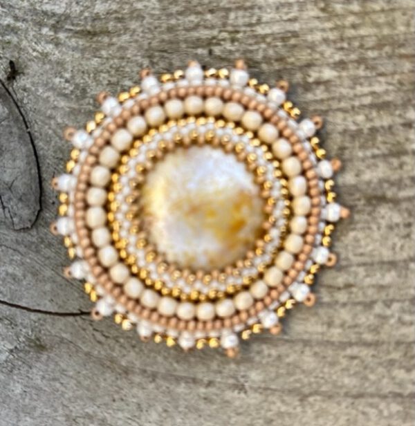 Broche Golden Cream